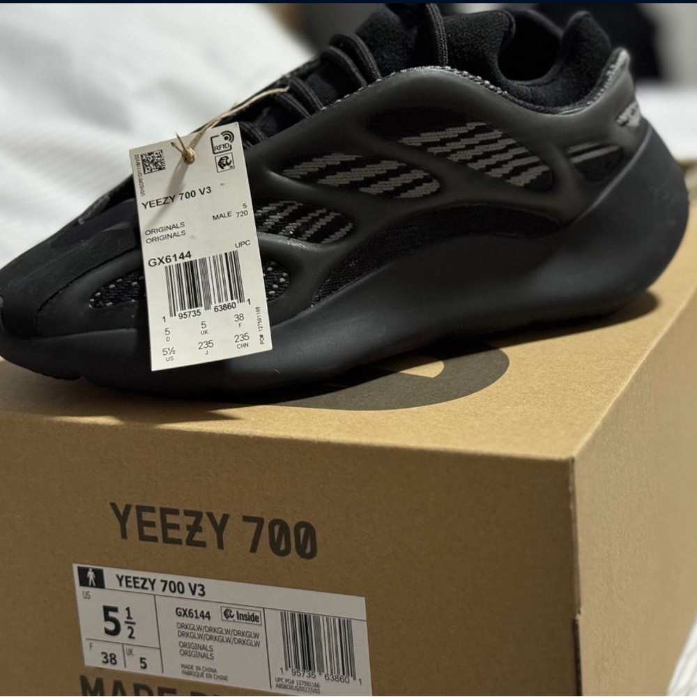 YEEZY 700 V3